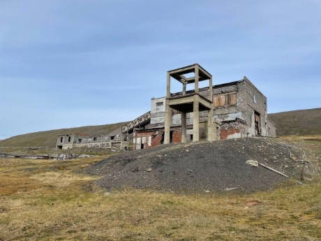 风把旧时代吹成了空壳